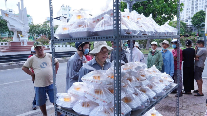 Các phần cơm được sắp xếp ngay ngắn trước khi trao tận tay mọi người.