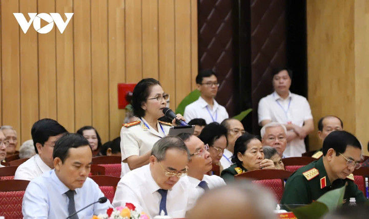 Anh hùng Lực lượng vũ trang nhân dân Phan Thị Ngọc Tươi (đứng) phát biểu tại buổi gặp mặt.