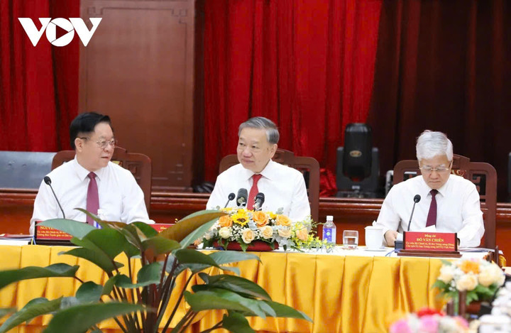 Cùng dự có các nguyên Chủ tịch nước: Nguyễn Minh Triết, Trương Tấn Sang; nguyên Thủ tướng Nguyễn Tấn Dũng; nguyên Chủ tịch Quốc hội Nguyễn Thị Kim Ngân, cùng nhiều Ủy viên Bộ Chính trị, Bí thư Trung ương Đảng, Ủy viên Trung ương Đảng, lãnh đạo các ban, bộ, ngành Trung ương, địa phương. Trong ảnh: Tổng Bí thư Tô Lâm; các Ủy viên Bộ Chính trị, Bí thư Trung ương Đảng: Chủ tịch Ủy ban Trung ương MTTQ Việt Nam Đỗ Văn Chiến, Trưởng Ban Tuyên giáo và Dân vận Trung ương Nguyễn Trọng Nghĩa (trái).