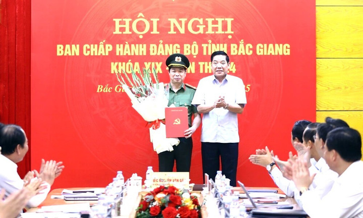 Bí thư Tỉnh uỷ Bắc Giang Nguyễn Văn Gấu thừa ủy quyền của Ban Bí thư trao quyết định cho Đại tá Nguyễn Quang Vinh, Giám đốc Công an tỉnh Bắc Giang.