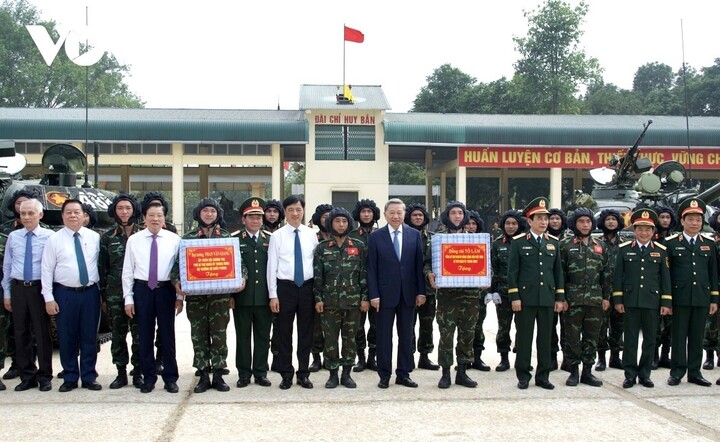 Tổng Bí thư Tô Lâm tặng quà cho cán bộ, chiến sỹ.