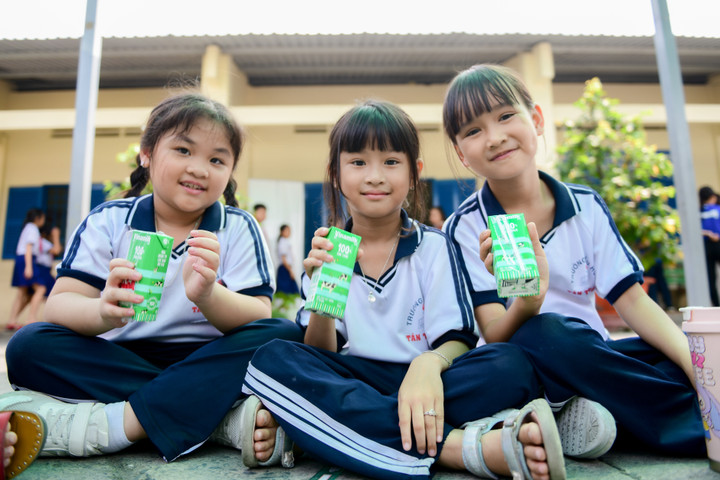 Nụ cười đáng yêu của các em học sinh “vùng đất thép” trong ngày Quỹ sữa đến thăm. (Ảnh: Nam Anh)