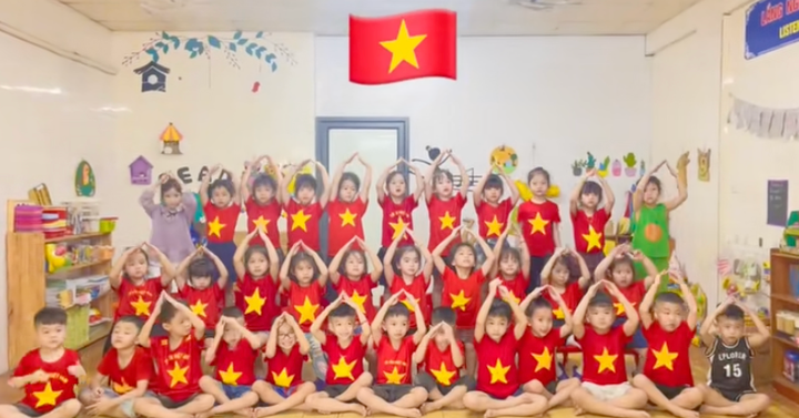 Các "búp măng non" tham gia trào lưu nhảy yêu nước. (Ảnh chụp màn hình)