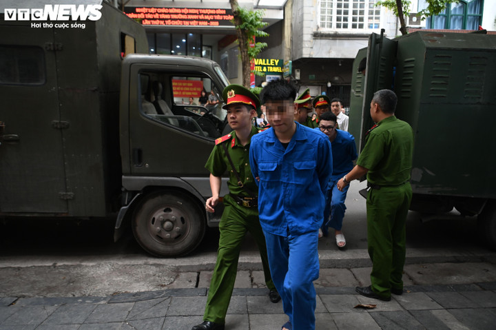 Sáng 22/4, TAND quận Hoàn Kiếm Hà Nội (Hà Nội) mở phiên tòa xét xử 24 bị cáo trong vụ án đua xe tông tử vong cô gái dừng đèn đỏ ở ngã tư Trần Hưng Đạo - Bà Triệu (Hà Nội) hồi tháng 11/2024.