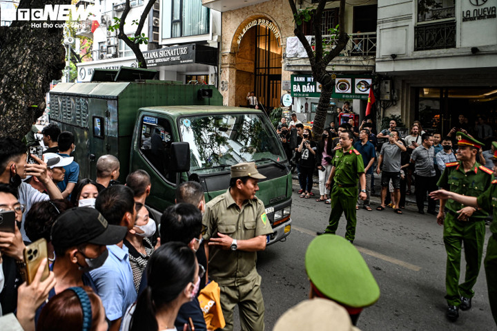 Người thân của các bị cáo đến rất sớm và đứng chờ ở cổng Tòa án.