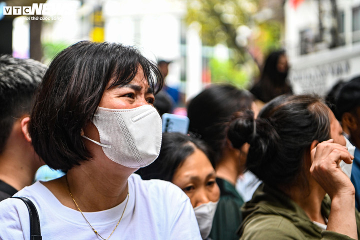 Khi xe ô tô chờ phạm nhân đến, họ khóc lóc, chạy theo xe và gọi tên các bị cáo.