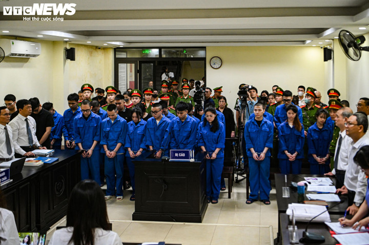 Trong vụ án, 4 bị cáo được tại ngoại, 20 bị cáo bị tạm giam ngay sau khi gây án.