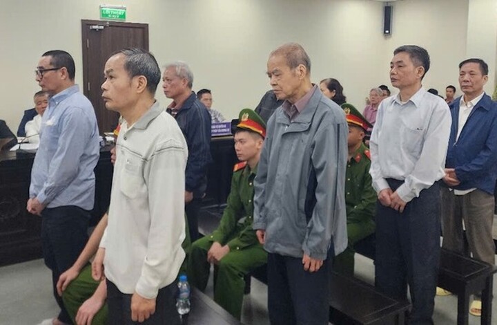 Nhóm cựu lãnh đạo, cán bộ Tổng Công ty Chè Việt Nam tại toà.