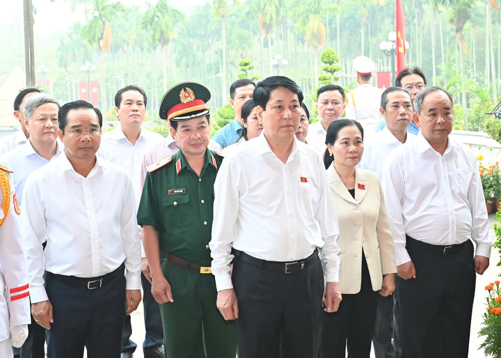 Chủ tịch nước Lương Cường cùng các đại biểu biểu dâng hoa, dâng hương tại di tích lịch sử cấp quốc gia Ngã Ba Giồng (huyện Hóc Môn). (Ảnh: Việt Dũng)