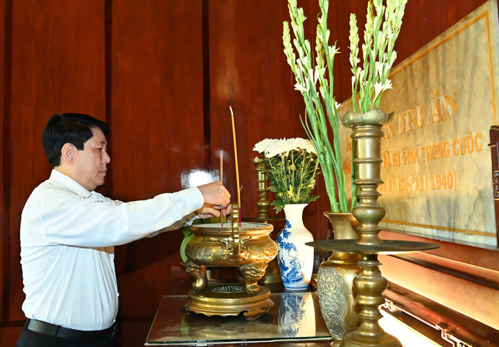 Chủ tịch nước dâng hương. (Ảnh: Việt Dũng)