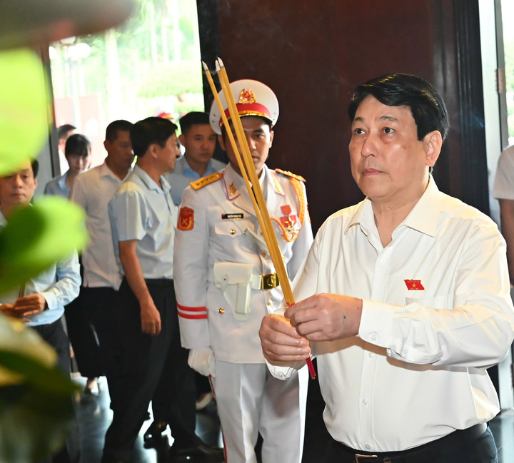 Chủ tịch nước dâng hương. (Ảnh: Việt Dũng)