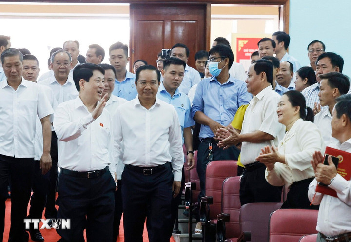 Chủ tịch nước Lương Cường dự Hội nghị tiếp xúc cử tri các huyện Củ Chi và Hóc Môn trước Kỳ họp thứ chín, Quốc hội khóa XV. (Ảnh: Lâm Khánh/TTXVN)