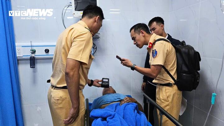 Lực lượng CSGT đo nồng độ cồn đối với tài xế xe đưa đón học sinh.