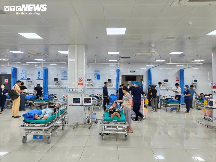 Các em học sinh trong vụ lật xe đang được cấp cứu tại bệnh viện.