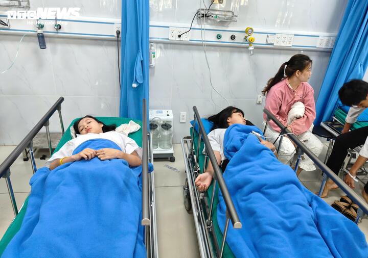 Vụ tai nạn khiến 3 em học sinh bị thương ở đầu, 2 em bị ở tay, còn lại đều bị xây xát.