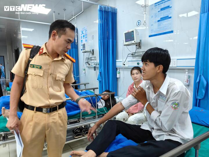 Các em học sinh tường thuật lại vụ tai nạn.