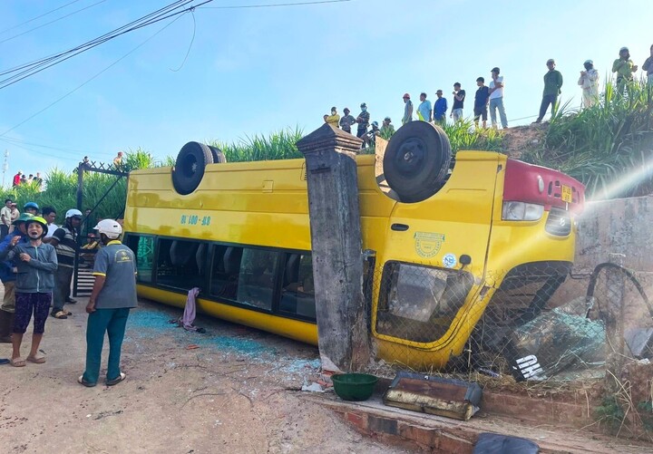 Hiện trường vụ xe chở học sinh bị lật. (Ảnh: Văn Ngọc)