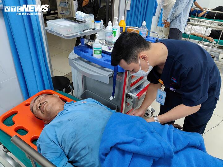 Tài xế P.Đ.D đang được các bác sĩ kiểm tra.