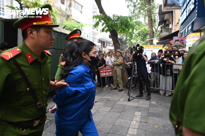 Khoảng 9h, các bị cáo được dẫn giải tới phòng xử án. Hầu hết các bị cáo đều còn rất trẻ, nhiều bị cáo chưa đủ 18 tuổi.