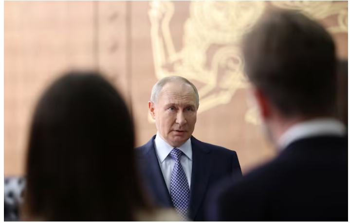 Tổng thống Nga Vladimir Putin phát biểu với các nhà báo trong một cuộc họp tại Moskva, Nga hôm 21/4. (Ảnh: Sputnik)