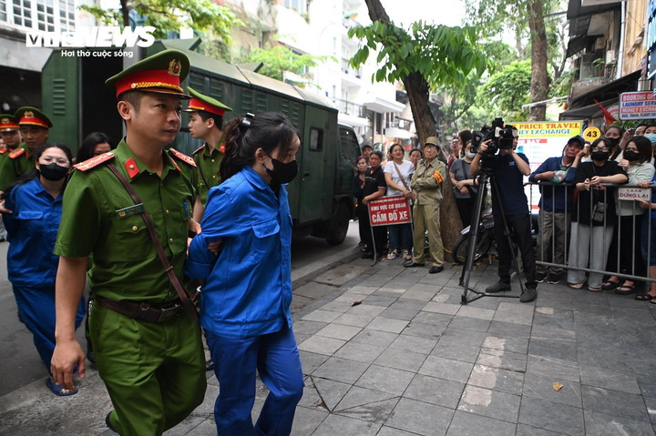 Đây là vụ án có đông bị cáo tham gia đua xe, gây rối trật tự công cộng. Trong đó có 2 bị cáo là Nguyễn Hồng Nhung, Nguyễn Tá Minh Khang bị truy tố về tội Vi phạm quy định tham gia giao thông đường bộ gây hậu quả rất nghiêm trọng làm 1 người chết, gây bức xúc và được dư luận xã hội quan tâm.