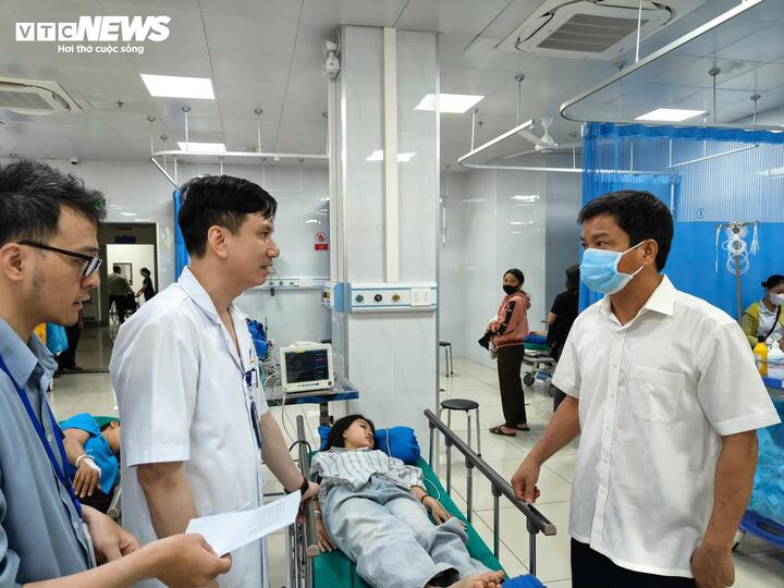 Phó Chủ tịch UBND tỉnh Gia Lai Nguyễn Hữu Quế thăm hỏi sức khoẻ của các học sinh và tài xế trong vụ lật xe.