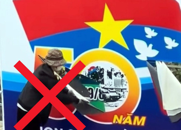 Hình ảnh người phụ nữ cầm dao rạch tấm pa nô. (Ảnh cắt từ clip)