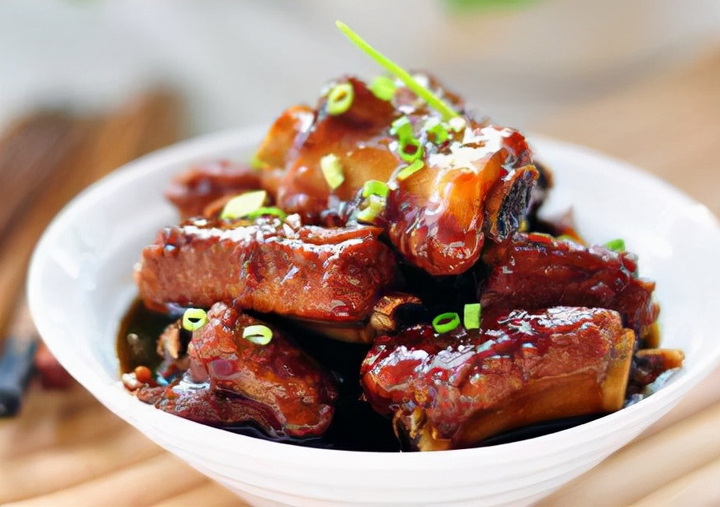 Món sườn kho kiểu Trung Quốc có màu sắc và hương vị hấp dẫn. (Ảnh: Sohu)