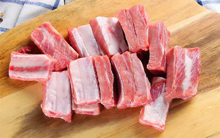Sườn chọn loại sườn non, xương nhỏ, chặt miếng vừa ăn. (Ảnh: Sohu)