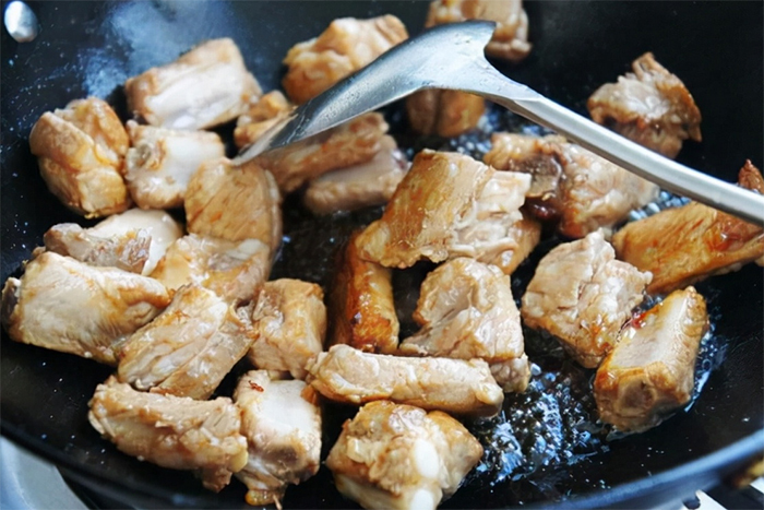 Sử dụng đường phèn để tạo màu cho sườn. (Ảnh: Sohu)