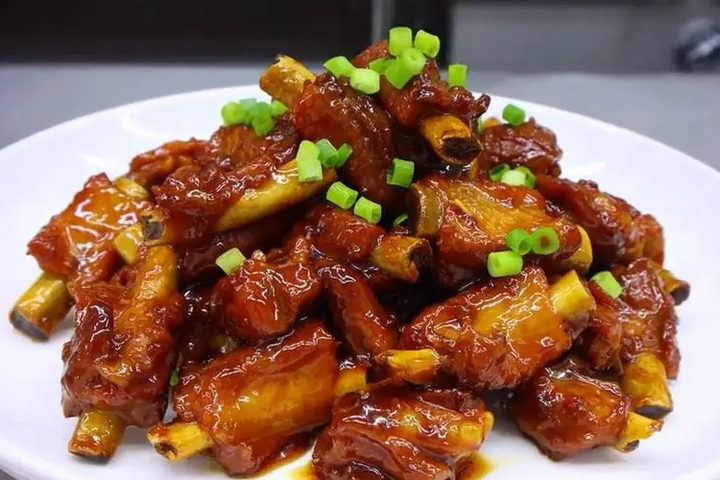 Sau khi món ăn hoàn thành, rắc hành hoa để trang trí. (Ảnh: Sohu)