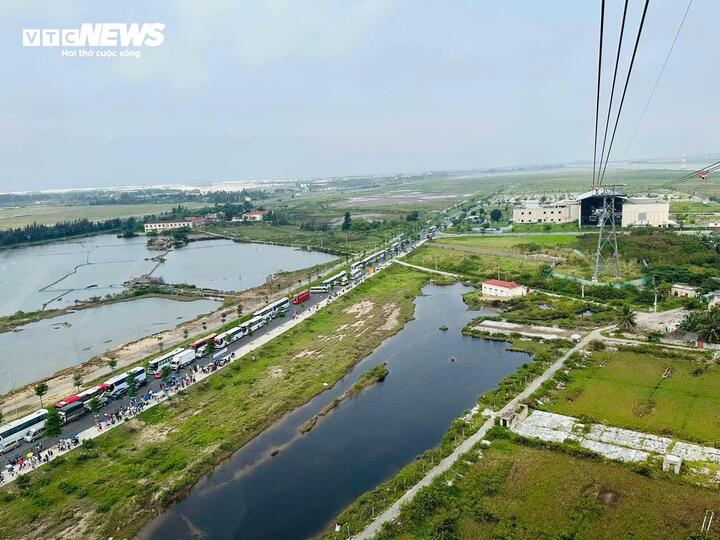 Cáp treo - một trong những phương tiện đưa người dân và khách du lịch ra đảo Cát Bà trong thời gian tạm dừng xe ô tô qua phà.
