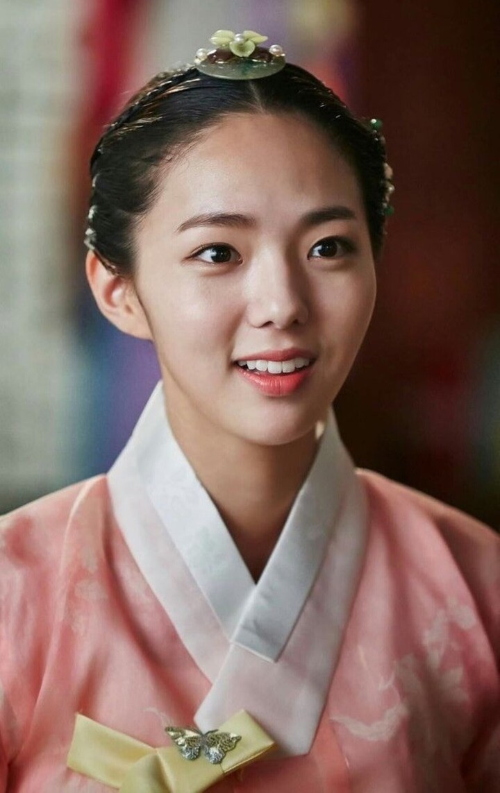 Vẻ ngoài xuất sắc giúp Chae Soo Bin "lọt mắt xanh" của nhân viên công ty giải trí khi trên đường đi học về. Cô sau đó ký hợp đồng với Toin Entertainment, chính thức bước vào ngành giải trí. Khi danh tiếng tăng lên, cô chuyển sang làm nghệ sĩ của King Kong by Starship, công ty quản lý các diễn viên khác như Lee Kwang Soo, Lee Dong Wook, Kim Bum và Yoo Yeon Seok.