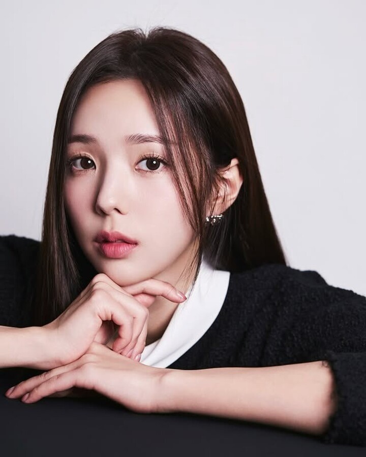 Trong phim, Chae Soo Bin hóa thân thành phiên dịch viên ngôn ngữ ký hiệu Hong Hee Joo. Cô có cuộc hôn nhân hợp đồng với Baek Sa Eon (Yoo Yeon Seok đóng), phát ngôn viên của Tổng thống Hàn Quốc. Phản ứng hóa học của nam nữ chính bùng nổ đến mức khán giả nghi ngờ họ yêu nhau ngoài đời thực. Tuy nhiên, người trong cuộc đã lên tiếng phủ nhận.