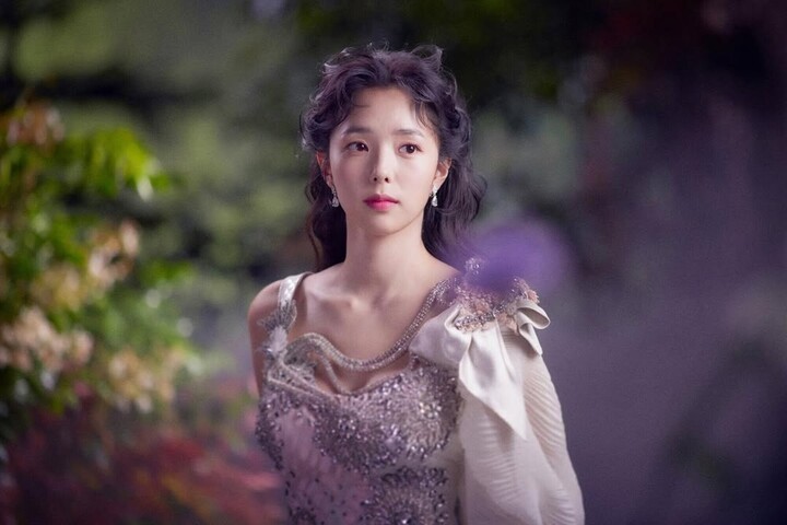 Vai diễn đầu tay của Chae Soo Bin là vai phụ trong phim My Dictator (2014). Một năm sau, cô được giao cho vai chính trong House of Bluebird và Sassy go go. Tuy nhiên, phải đến vai nữ thứ trong Mây họa ánh trăng năm 2016, hợp tác với Park Bo Gum và Kim Yoo Jung, cô mới trở nên nổi tiếng. Cô tiếp tục ghi dấu ấn với nhiều tác phẩm khác như I'm Not a Robot, The Rebel, Strongest Deliveryman, Where Stars Land... và chạm đến đỉnh cao với When The Phone Rings.