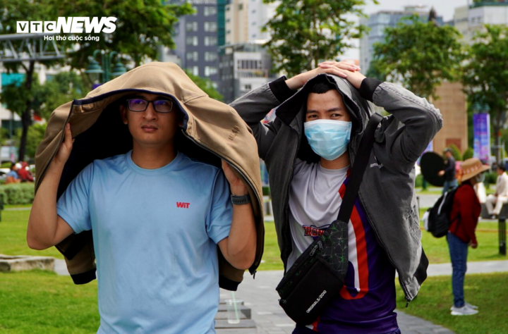 TP.HCM tiếp tục chịu đợt nắng nóng gay gắt trong những ngày này.