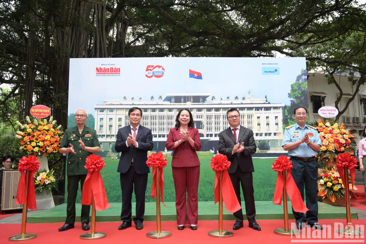 Các đại biểu cắt băng khai mạc triển lãm.