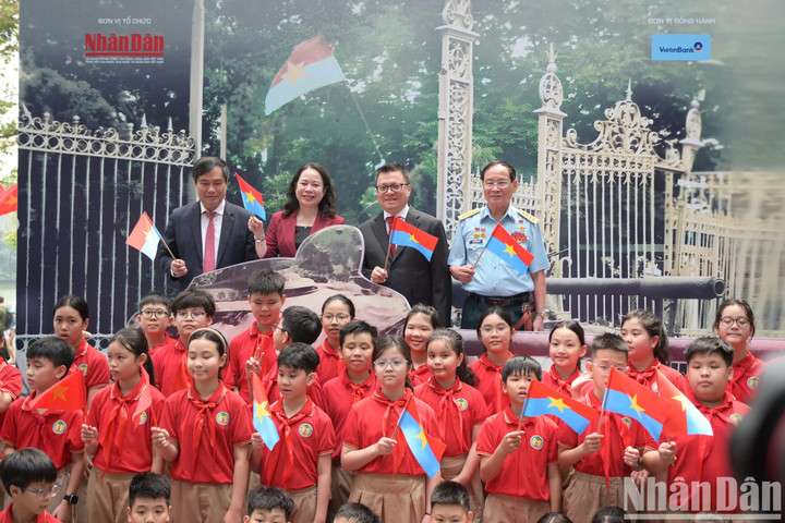 Triển lãm thu hút sự quan tâm của các vị lãnh đạo, các nhân chứng lịch sử và hàng trăm các em nhỏ.