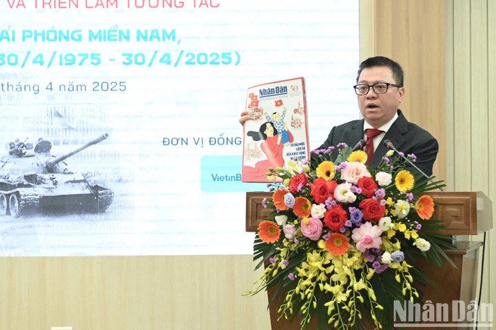 Tổng Biên tập Lê Quốc Minh giới thiệu về ấn phẩm đặc biệt.