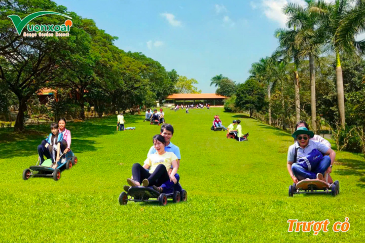 Trượt cỏ “cực đã” – trò chơi không thể bỏ lỡ tại Vườn Xoài!