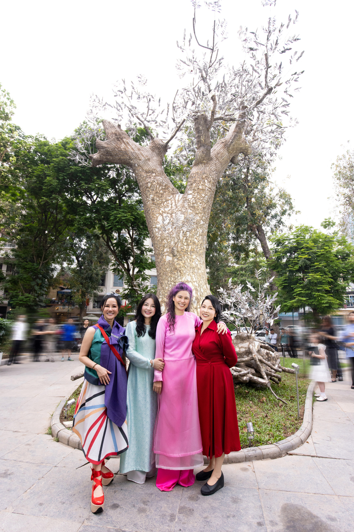 Diva Hồng Nhung, Mỹ Linh xúc động trước tác phẩm nghệ thuật đặc biệt.