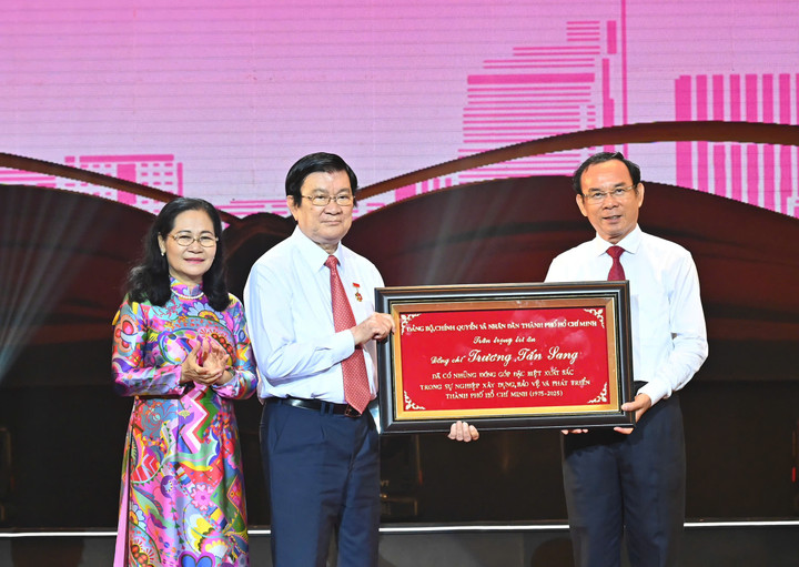 Bí thư Thành ủy TP.HCM Nguyễn Văn Nên và Chủ tịch HĐND TP.HCM Nguyễn Thị Lệ trao Bảng vàng tri ân nguyên Chủ tịch nước Trương Tấn Sang, nguyên Bí thư Thành ủy TP.HCM. (Ảnh: Việt Dũng/Báo SGGP)