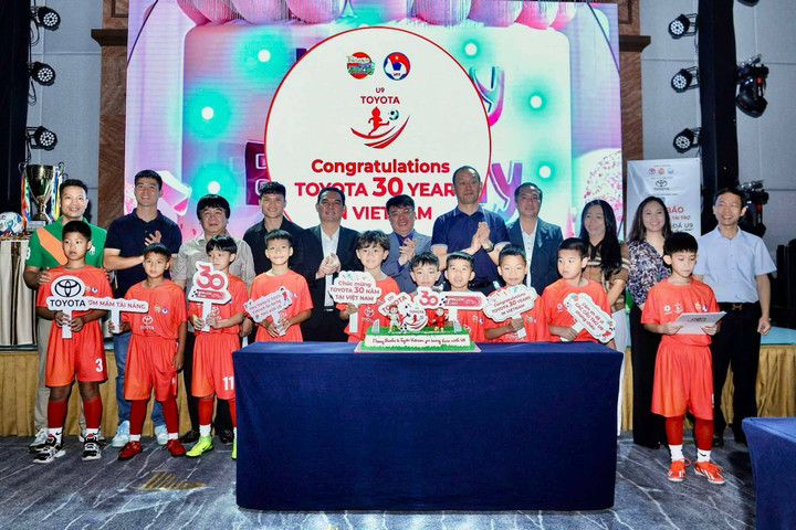 Giải bóng đá U9 toàn quốc 2025 được khởi động với sự tham gia truyền cảm hứng của 2 tuyển thủ Việt Nam Đỗ Duy Mạnh, Phạm Tuấn Hải.