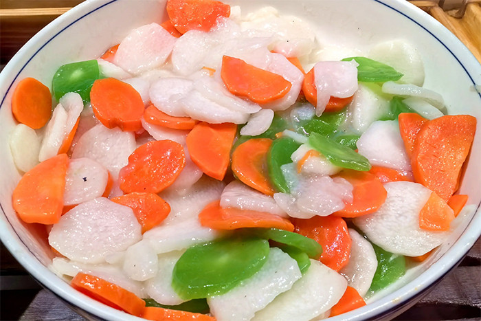 Món rau xào tổng hợp với rau diếp sẽ có tác dụng thanh nhiệt cơ thể. (Ảnh: Sohu)