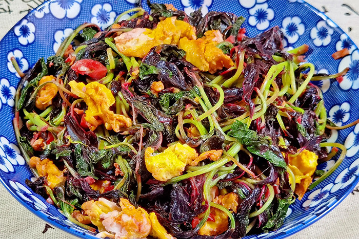 Món trứng rán rau dền rất mềm thơm và có màu sắc lạ mắt. (Ảnh: Sohu)