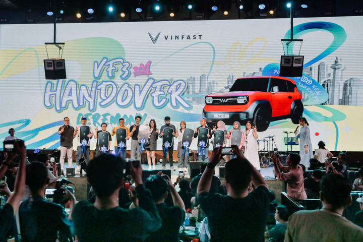 Những khách hàng nhận xe đều đánh giá cao VF 3 ở thiết kế cá tính, trang bị tốt và động cơ khỏe khoắn trong tầm giá, phù hợp với khả năng chi trả của đại đa số người dân. Nhóm khách hàng tiên phong cũng được hưởng loạt ưu đãi hấp dẫn, bao gồm chương trình hoàn tiền mặt và miễn phí sạc tại các trạm sạc VinFast do V-GREEN vận hành đến ngày 1/3/2028.