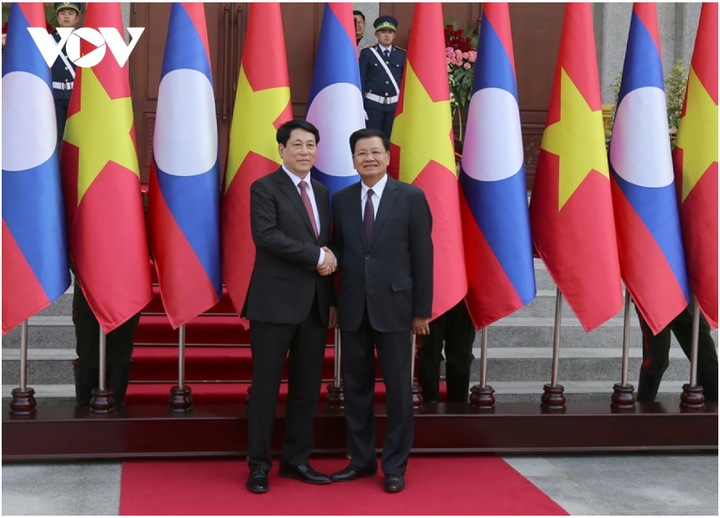 Tổng Bí thư, Chủ tịch nước Lào Thongloun Sisoulith chủ trì lễ đón chính thức Chủ tịch nước Lương Cường cùng Đoàn đại biểu cấp cao Việt Nam thăm cấp Nhà nước đến Cộng hòa Dân chủ Nhân dân Lào.