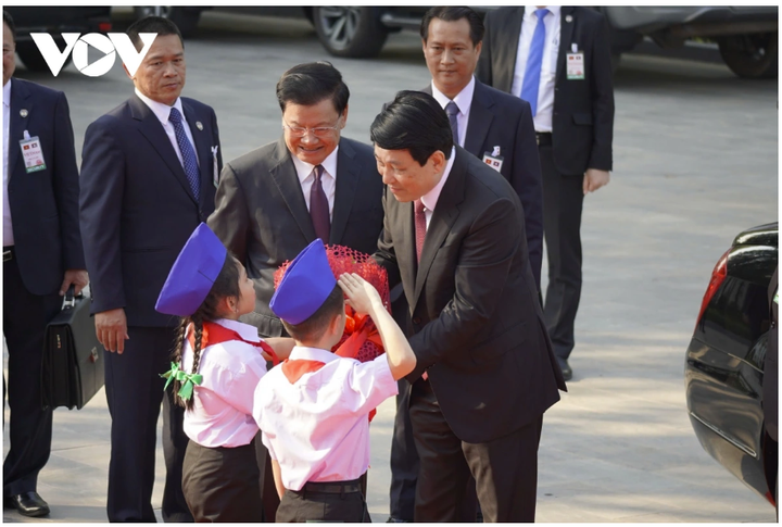 Các cháu thiếu nhi Lào tặng hoa Chủ tịch nước Lương Cường.