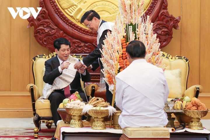 Chủ tịch nước Lương Cường và Tổng Bí thư, Chủ tịch nước Lào Thongloun Sisoulith dự Lễ buộc chỉ cổ tay cầu may nhân dịp đầu năm mới của Lào.