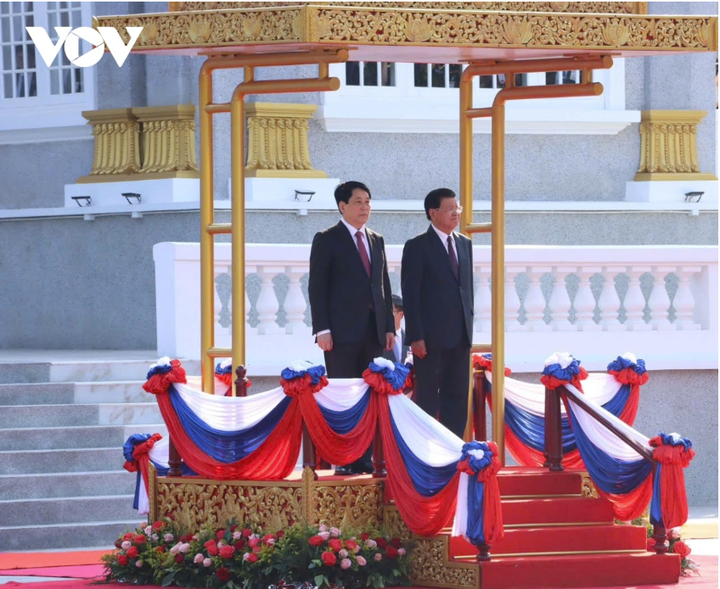 Tổng Bí thư, Chủ tịch nước Lào Thongloun Sisoulith cùng Chủ tịch nước Lương Cường bước lên bục danh dự.